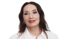 Luz Casal estrena marquesado y canción.
