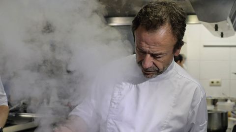Nacho Manzano este jueves en la cocina de Casa Marcial, �nico restaurante que ha conseguido las tres estrellas de la Gu�a Michelin en su edici�n de 2025 de la gastronom�a espa�ola