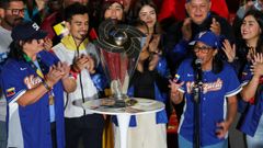 Delcy Fern�ndez, durante la celebraci�n de la victoria de la selecci�n venezolana de b�isbol frente a Estados Unidos