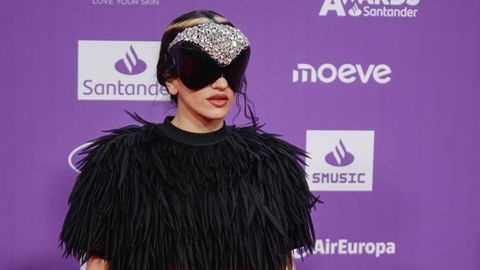 Por primera vez en meses, la catalana ha elegido el color negro para posar en una alfombra roja.