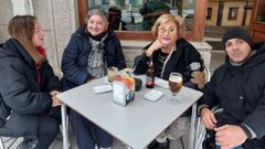 Patricia P�rez, Esther Pan, Laura N��ez y Jos� A. Vargas son vecinos que no respaldan la moci�n de censura de Sada.