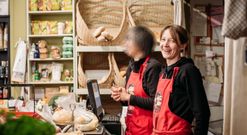 A la derecha, Cristina, una lucense muy querida en el barrio de A Milagrosa que fue asesinada este domingo