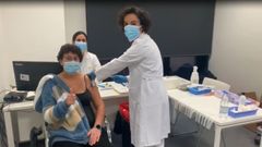 Tras los usuarios y trabajadores de residencias, la vacunaci�n continu� el 13 de enero con los sanitarios en  primera l�nea. La primera trabajadora sanitaria vacunada en Vigo fue Hortensia Gonda, auxiliar en reanimaci�n