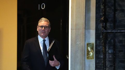 El primer ministro brit�nico, Keir Starmer, abandona Downing Street tras anunciar que no va a dimitir.