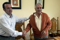 <span lang= es-es >Punto y final para dos enemigos �ntimos</span>. El duelo pol�tico, con mucho juego subterr�neo por ambas partes, que mantuvieron en los �ltimos a�os Dar�o Pi�eiro y Eladio Cap�n lleg� a su fin al abandonar la pol�tica el actual alcalde y portavoz del Partido Popular. 