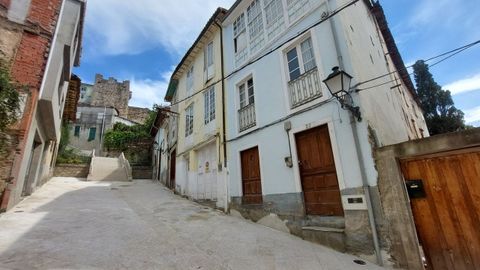 Al fondo, a la derecha, un vado concedido en una calle peatonal antes del 2016