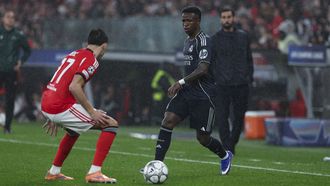 Vinicius, conduciendo el bal�n en el encuentro ante el Benfica de la fase liguera.