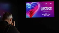 Un fotgrafo, en la sede de Eurovisin 2026 en Viena