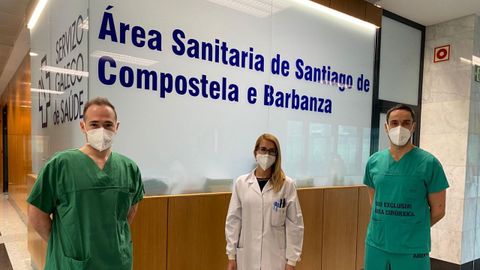 En la imagen, el doctor Martnez Capoccioni del Servicio de Otorrinolaringologa junto a la doctora Villar de Endocrinologa (mdico del equipo del doctor Bernabeu) y el doctor Serramito, neurocirujano; equipo del Hospital Clnico Universitario de Santiago que oper a una xovense de un tumor benigno junto a la hipfisis y afectando al nervio ptico