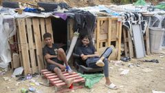 Dos migrantes que entraron ilegalmente, en el pol�gono industrial de El Tarajal (Ceuta).