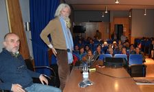 Tr�nor, de pie, junto al alcalde, durante la presentaci�n de ayer a los vecinos de Fisterra. 