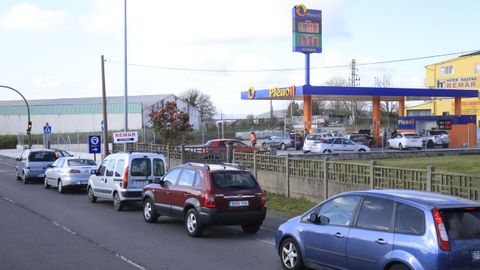 Largas colas en las gasolineras low-cost de Lugo este viernes.