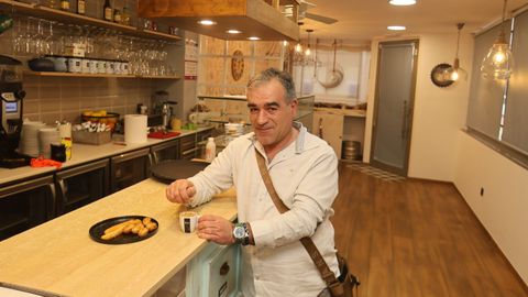 Roberto Montes est� al frente de Cafeter�a Aldo, en la avenida Arcadio Pardi�as de Burela