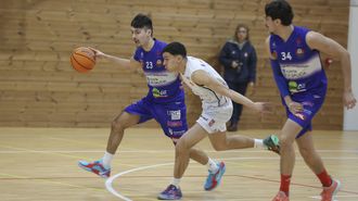 Anxo Iglesias sube el bal&oacute;n en el partido del Rosal&iacute;a frente al Obradoiro Ames