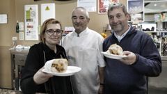 Rosa, Eladio y Miro posan con un par de bocadillos de calamares desde el Restaurante Vila