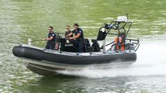 Fotografa de archivo de una patrulla policial sobre el ro Sena.
