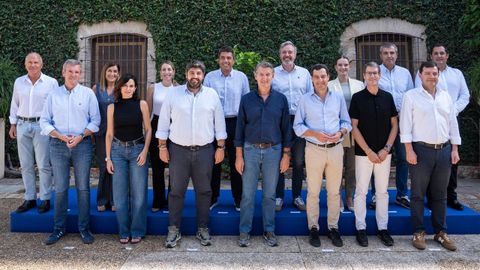 Foto de familia del presidente del PP, Alberto Nez Feijoo, con los barones del partido en Murcia
