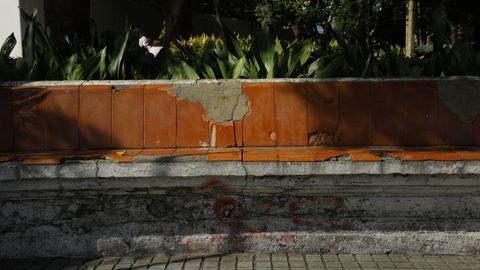 Banco de piedra en mal estado en los jardines de M�ndez N��ez