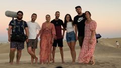 El equipo de rodaje en Gran Canaria. El rodaje de Hotel Puerto Calma tuvo lugar en el 2021. Para poder desarrollar el proyecto, Paula (tercera por la izquierda), recurri a sus amigos Luca Ra (primera a la izquierda) y Sam L. Hardie (segundo por la derecha). En al foto estn tambin Eloy Tboas, encargado del sonido; scar Pardo, montaje, y Noem Chantada, productora ejecutiva de Islandia Producciones.