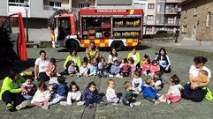 La escuela infantil amiense de A Madalena est� dando a conocer a los alumnos su entorno m�s cercano para que el d�a de ma�ana puedan desenvolverse en �l. Como parte de este aprendizaje, el alumnado recibi� la visita del GES de Bri�n y los perros de rescate de S� lles falta falar el pasado viernes.