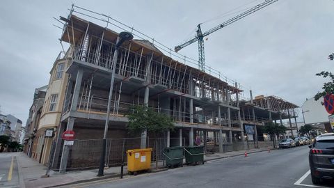 El edificio en obras durante las cuales se retiraron placas de fibrocemento de la fachada de un edificio anexo