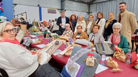 El alcalde, otros miembros del gobierno local y la presidente de Filigrana, con algunas de las palilleiras participantes