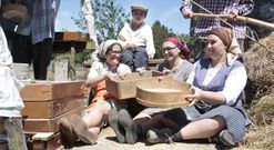 La carroza que recreaba una malla tradicional, de O Parapeto, gan� el primer premio. 