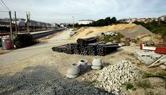 El acopio de material de construcci�n junto a las viviendas es una de las quejas de los vecinos.