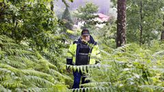 Moncho Rodr�guez muestra una finca de Bembrive que es un polvor�n cerca de unas casas.