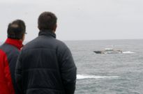 Una lancha de la Guardia Civil inspeccionando el lugar donde est� el pecio al que hoy se bajar�. 