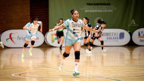 Lorena T�llez, una de las m�ximas realizadoras del Guard�s frente al M�laga, celebra uno de sus goles.