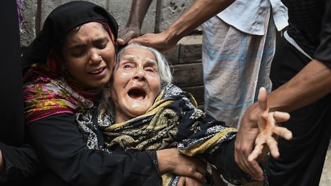 Familiares de vctimas fallecidas en el incendio lloran en el entorno del lugar donde se produjo el fuego