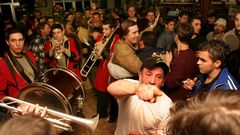 El bar Lino, en Ara�o, prolong� hasta la madrugada la celebraci�n por el Gordo de Navidad en el 2003