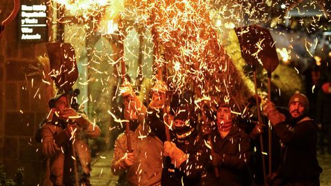 Del fach�n se desprenden muchas chispas durante el recorrido.