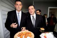 Carlos Rodr�guez y Juan Abu�n, camareros del restaurante Chicolino.