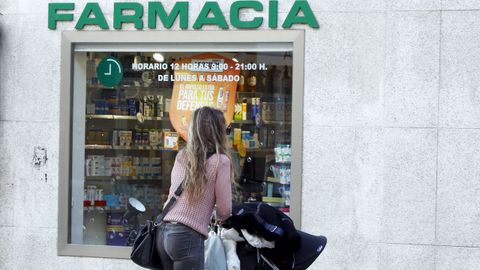 Imagen de archivo de una farmacia en Arousa que abre durante doce horas diarias, de lunes a sbado