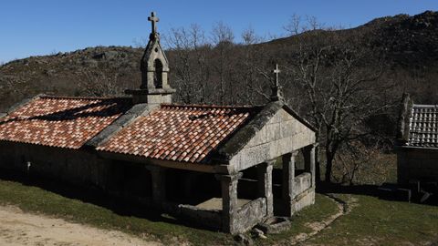 Capilla de O Salgueiro, en Muos, la aldea abandonada de la Serra do Xurs que compr la Xunta para rehabilitar como punto de ecoturismo.