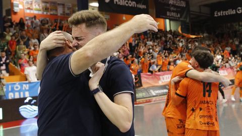 David Rial, abrazado por Luis Guill�n tras el ascenso a Primera Divisi�n en el 2024.