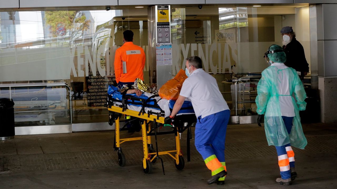 Trasladan a una conductora al hospital tras salirse de la vía en Paderne