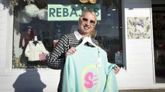 Merchy, de la tienda Hypat�a, con gafas de sol para atraer a �Lorenzo� a Sanxenxo.