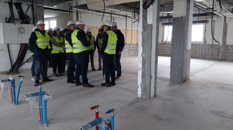 Visita al aula donde se instalarn las cocinas para las clases del FP dual de Hostalera e Restauracin