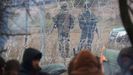 Militares polacos vigilan la alambrada fronteriza con Bielorrusia.
