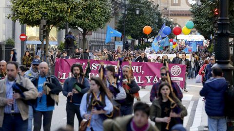 Los defensores de la cooficialidad del asturiano han vuelto a manifestarse hoy por las calles de Oviedo para reclamar que la necesaria reforma del Estatuto de Autonom�a para llevarla a cabo se ponga en marcha en la actual legislatura