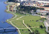 En la imagen de archivo, vistas del paseo de Xuvia y de la zona donde se habilitar� la playa. 
