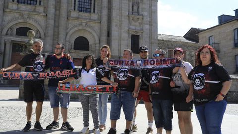 Un grupo de aficionados del Albacete en la Praza de Po XII de Lugo