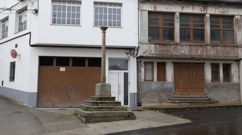 Cruceiro de la calle Santa Catalina daado por un accidente das atrs 
