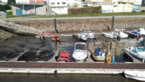 <span lang= gl >A Ribeira denuncia o estado das instalaci�ns do porto deportivo, Porto Chico</span>