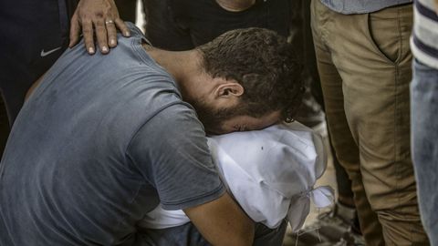 Un hombre llora la muerte de su hijo en el hospital Al Shifa, en Ciudad de Gaza.