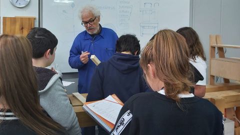 Un alumno del ciclo de madera explica a los chicos de ESO los contenidos de este grado medio