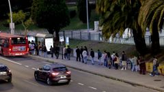 Colas de estudiantes para coger el bus de la UDC en la parada de Alfonso Molina situada a la altura de la estacin de buses
